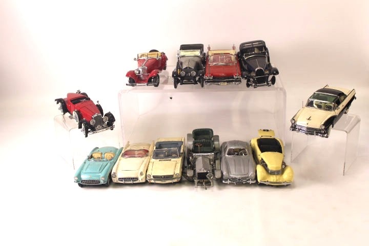 Lot of 12 Assorted 1:24 Scale Diecast Cars (1 of 17)