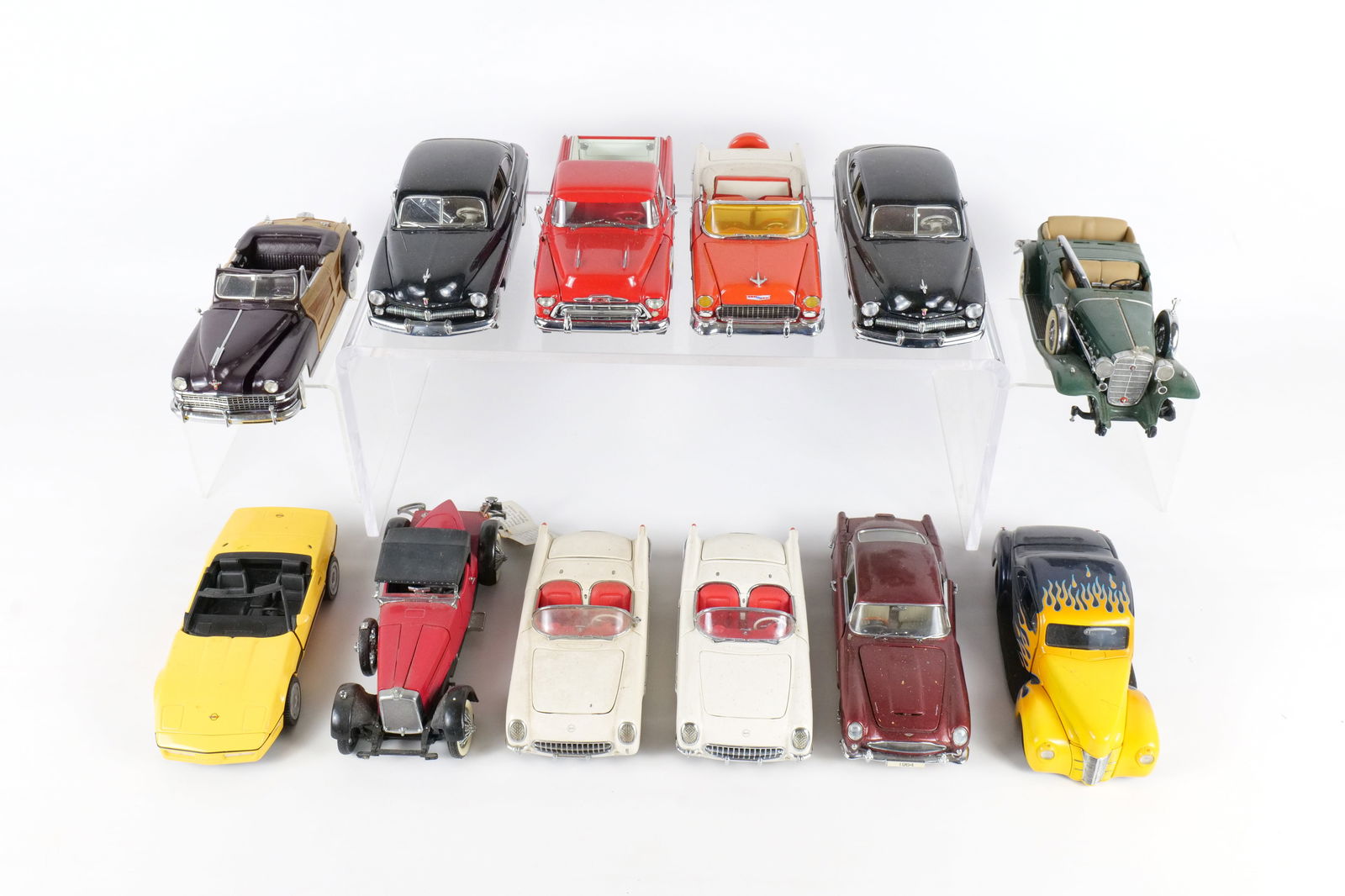 Lot of 12 Assorted 1:24 Scale Diecast Cars (1 of 17)