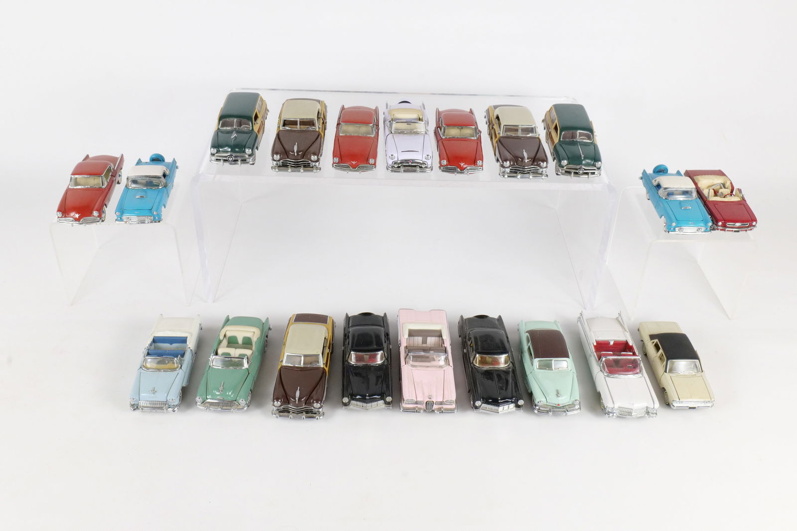 Lot of 20 Franklin Mint 1:43 Scale Diecast Cars: Lot of 20 Franklin Mint 1:43 Scale Diecast Cars. Including 1950 Ford Woody, 1950 Chrysler Town & Country, 1953 Packard Caribbean, 1956 Ford Thunderbird, and More. Full Disclosure - Most Cars in this s