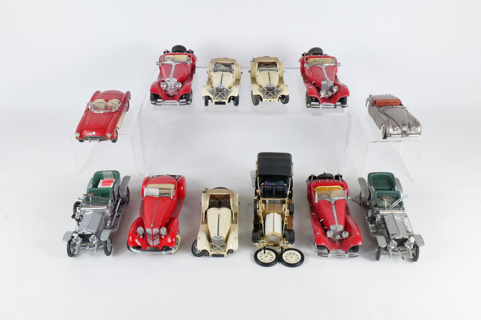 Lot of 12 Assorted 1:24 Scale Diecast Cars: Lot of 12 Assorted 1:24 Scale Diecast Cars. Mostly Franklin and Danbury Mint. Including 1912 Packard Victoria, 1938 Jaguar SS 100, 1949 Jaguar XK120, 1907 Rolls-Royce Silver Ghost, and More. Full Disc