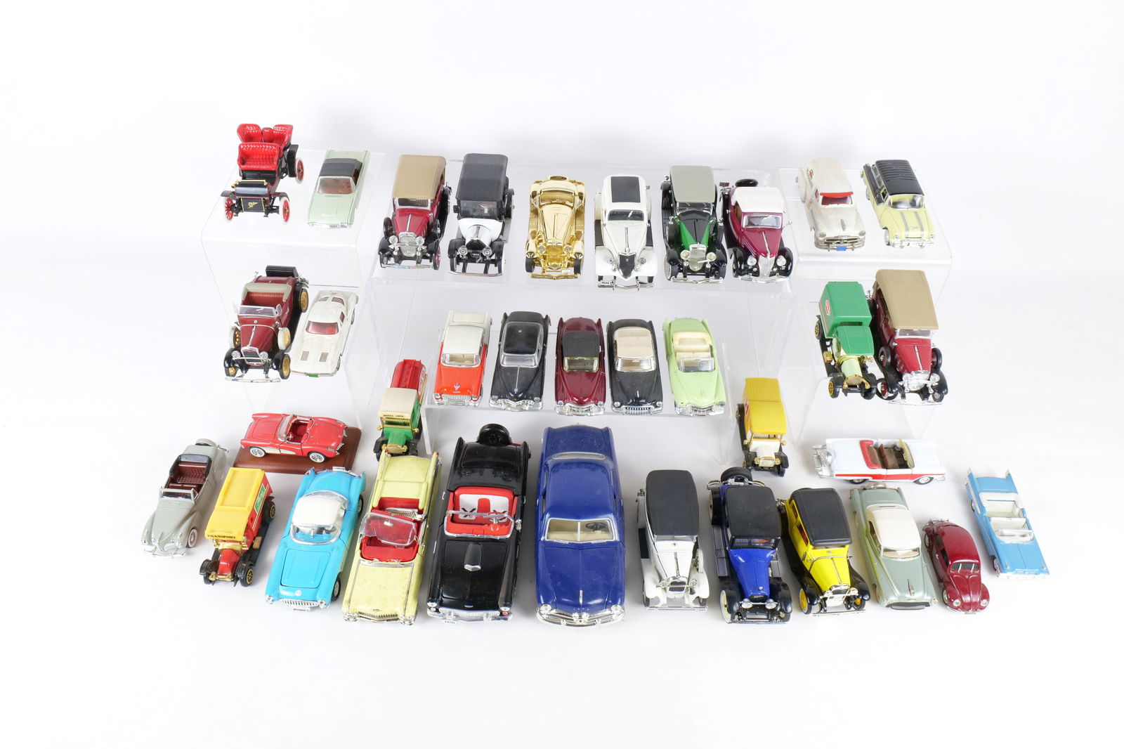 Large Lot of Mixed Scale and Mixed Brand Diecast: Large Lot of Mixed Scale and Mixed Brand Diecast. Including Solido, Brooklin Models, National Mint Motor Museum, and More. Various Scales including 1:24, 1:32, 1:43 and others. Full Disclosure - Most