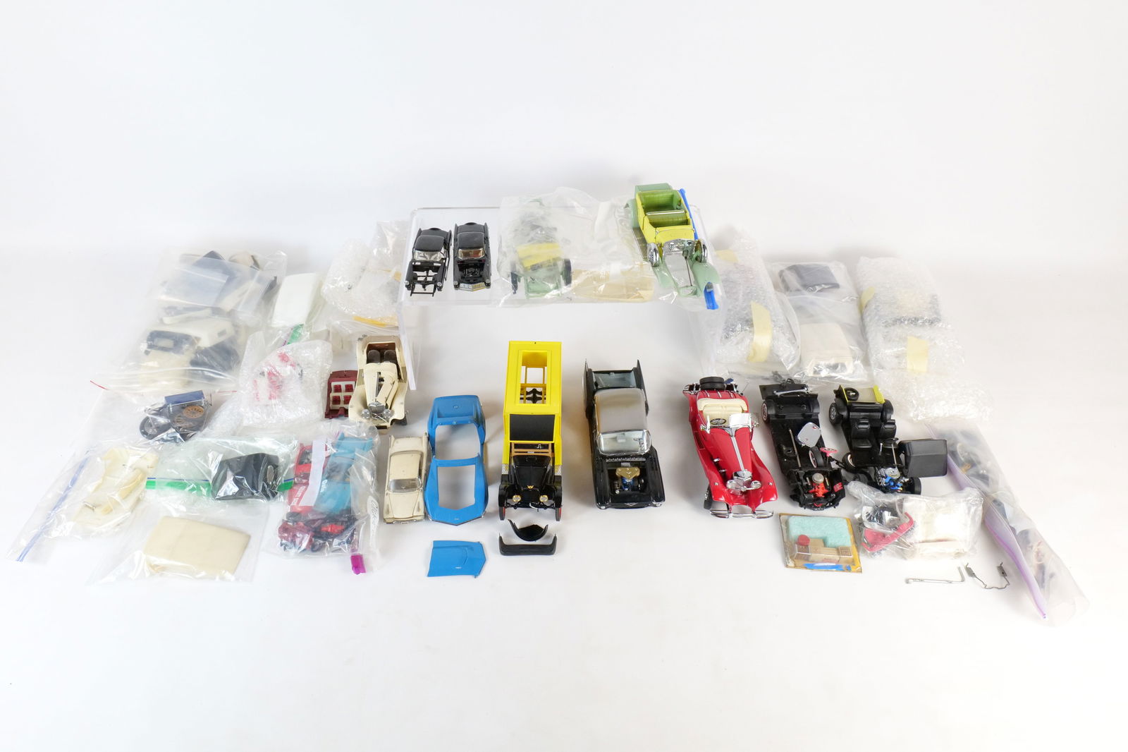 Lot of Diecast Parts and Pieces: Lot of Diecast Parts and Pieces. Mostly for Franklin Mint. Full Disclosure - Most Cars in this sale are AS-IS unless specified otherwise. They came from a hoarding situation at an estate. Most are eit