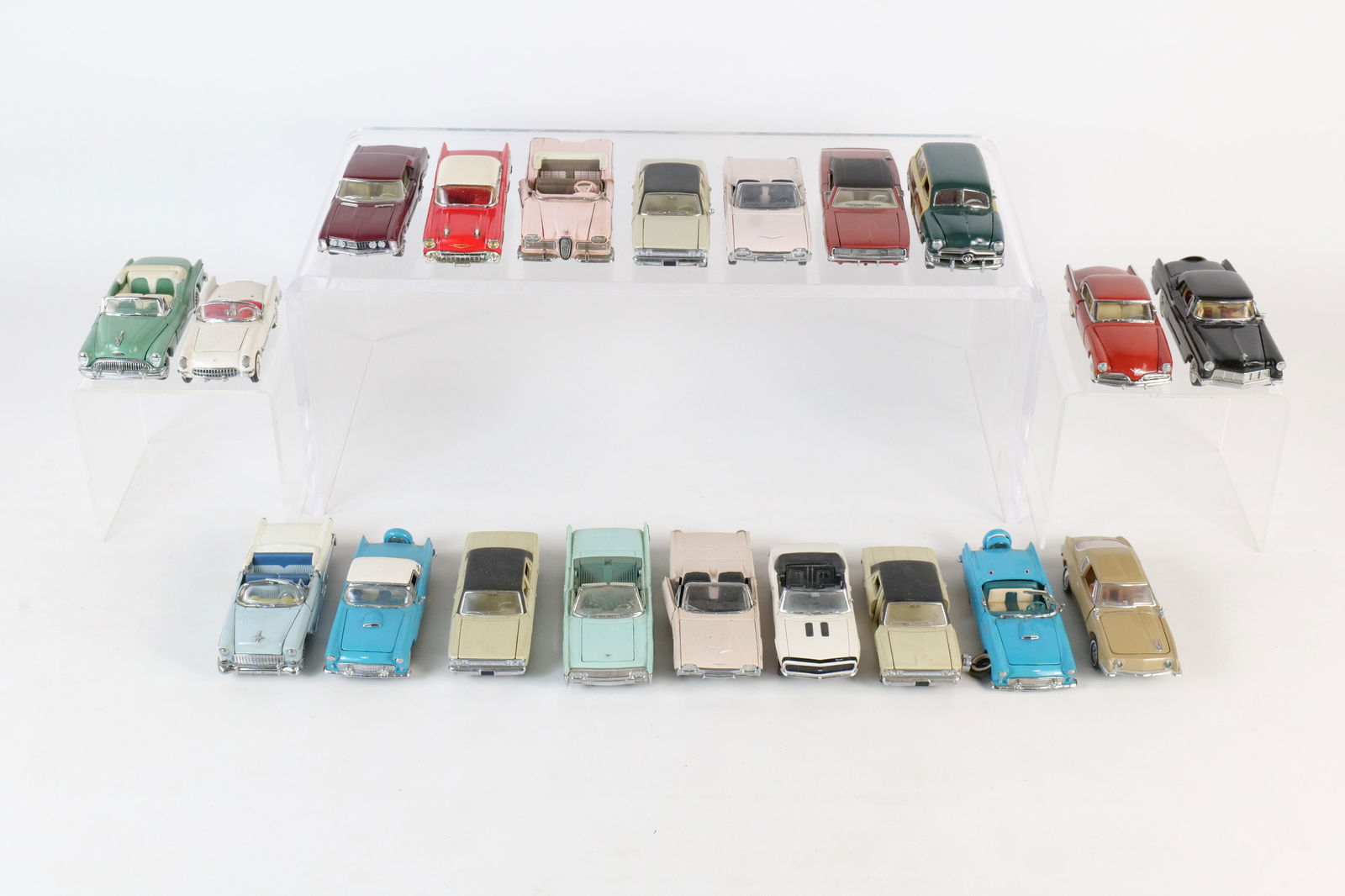 Lot of 20 Franklin Mint 1:43 Scale Diecast Cars: Lot of 20 Franklin Mint 1:43 Scale Diecast Cars. Including 1956 Ford Thunderbird, 1958 Edsel Citation, 1956 Lincoln Continental Mark II, 1962 Ford Thunderbird, and More. Full Disclosure - Most Cars in