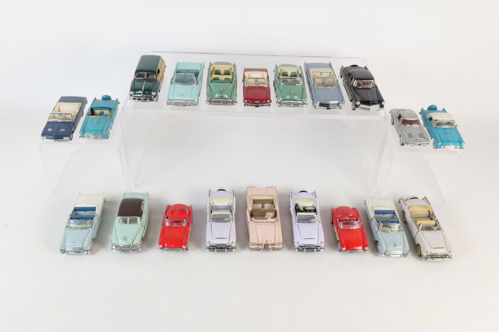 Lot of 20 Franklin Mint 1:43 Scale Diecast Cars: Lot of 20 Franklin Mint 1:43 Scale Diecast Cars. Including 1956 Ford Thunderbird, 1964 Mustang, 1956 Lincoln Continental Mark II, 1953 Packard Continental, and More. Full Disclosure - Most Cars in thi