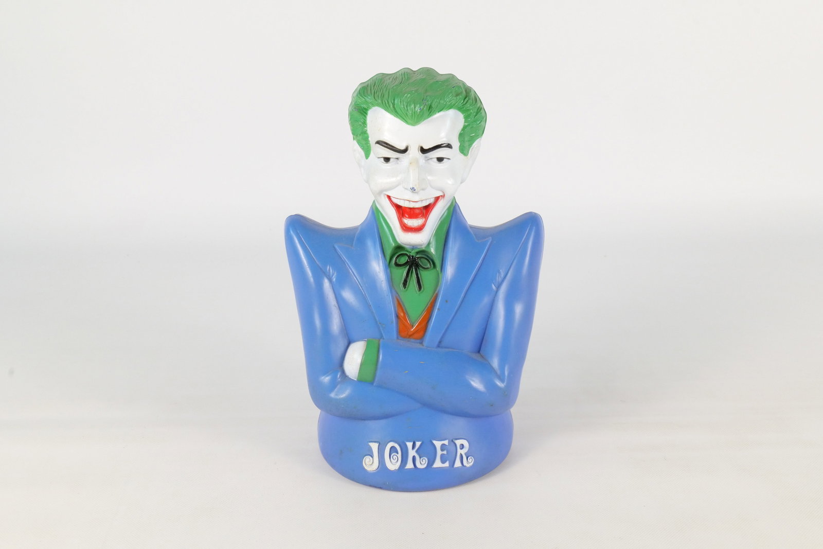 Mego 1974 DC Batman The Joker Plastic Bank: Mego 1974 DC Batman The Joker Plastic Bank. Missing Plug on bottom. Rare. Some pain loss to nose. Measures 8" tall x 5.25" wide. All invoices must be paid within 24 hours of the sale. We offer multipl