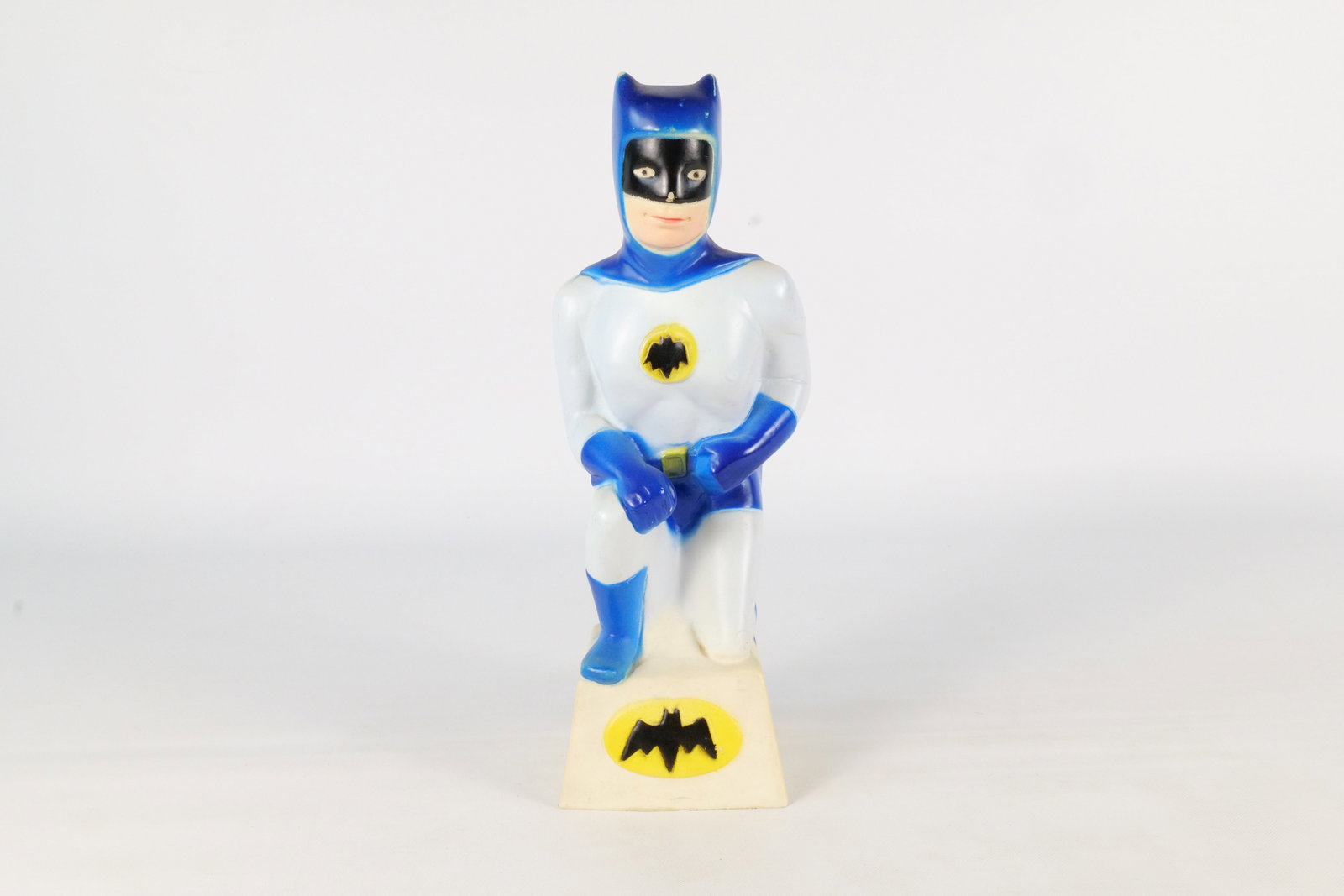 Vintage Batman Blow Mold Night Light: Vintage Batman Blow Mold Night Light. Missing Cord. Some paint loss. Small chip on front base bottom. Measures 10.75" tall. All invoices must be paid within 24 hours of the sale. We offer multiple shi