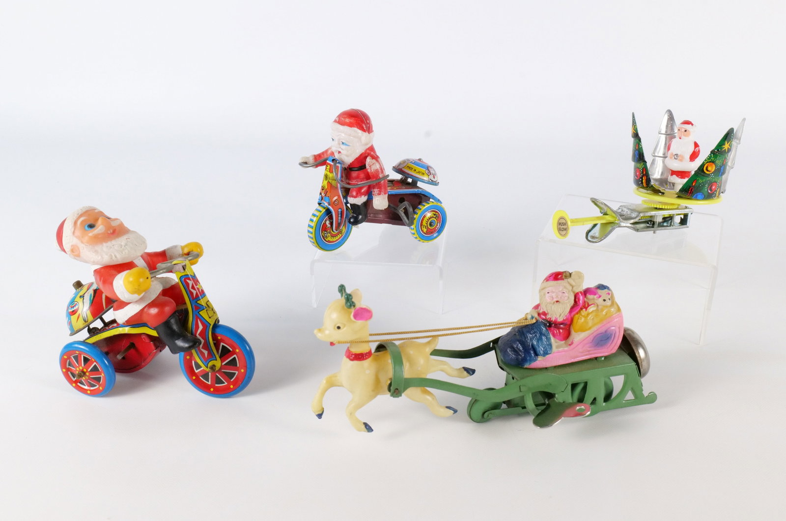Lot of Vintage Santa Tin and Plastic Toys: Lot of Vintage Santa Tin and Plastic Toys. Including 2 x Key Wind Santa on Tricycle, Key Wind Santa on Sled, and Push Santa. All invoices must be paid within 24 hours of the sale. We offer multiple sh