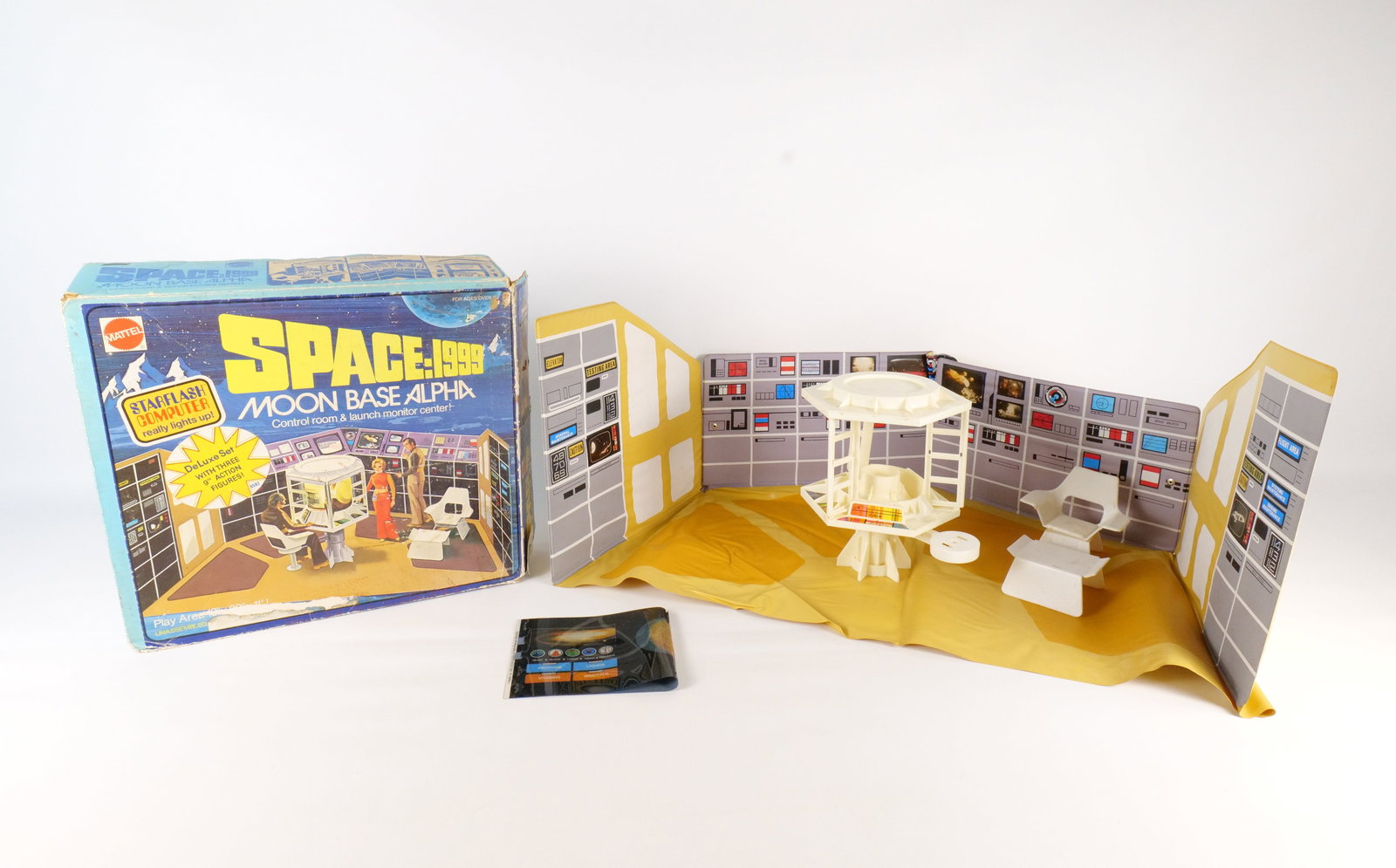 Mattel Space 1999 Moon Base Alpha: Mattel Space 1999 Moon Base Alpha. Please see photos for included pieces. Comes with outer box. All invoices must be paid within 24 hours of the sale. We offer multiple shipping options, please read t