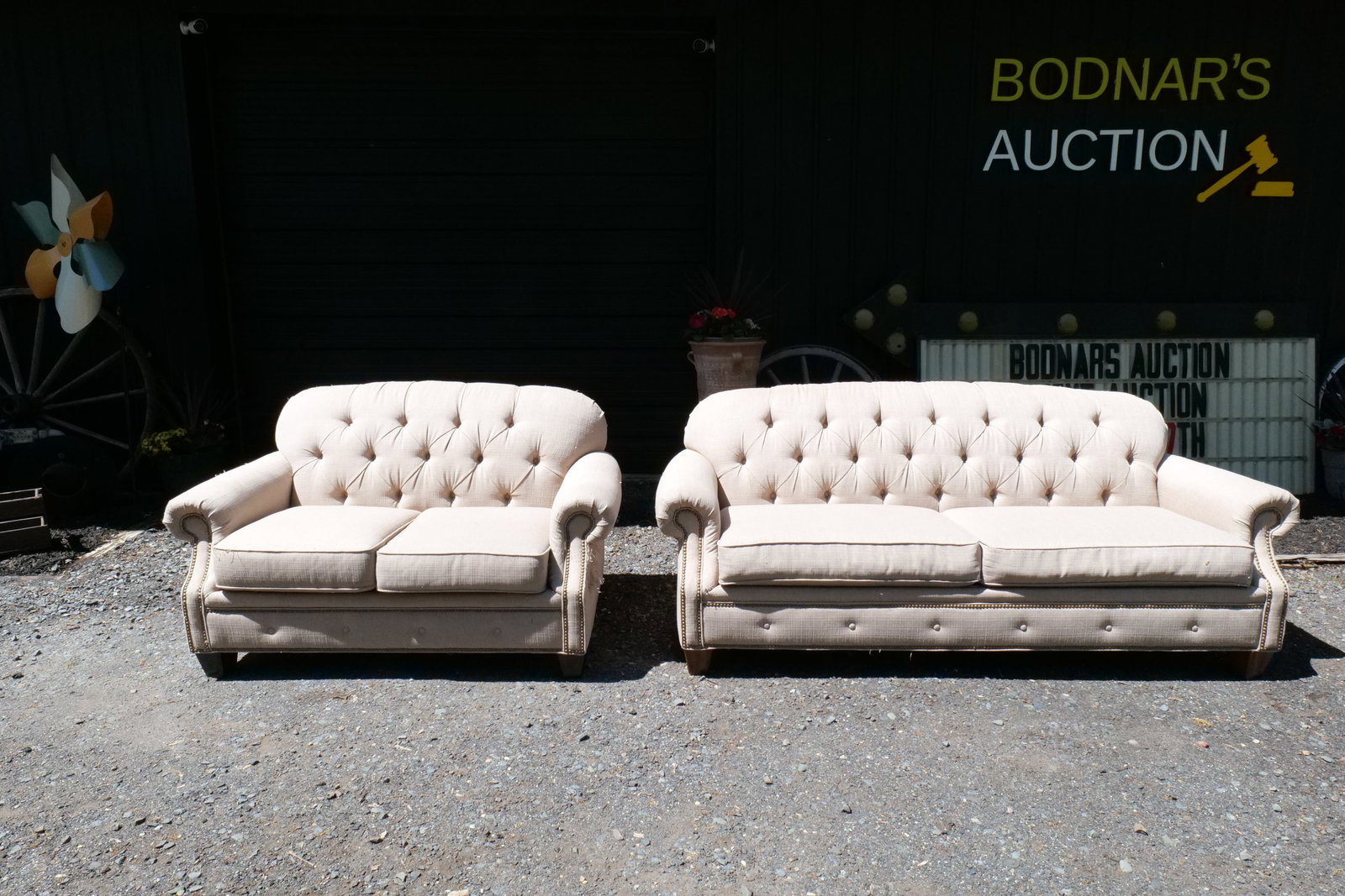A Pair of Flexsteel Upholstered Tufted Living Room Seating Pieces (1 of 17)