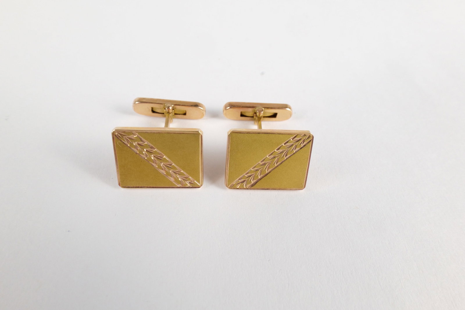 14K Yellow Gold Cufflinks: A pair of 14 K yellow gold men's cufflinks. Has a frosted style front with a diagonal etching. Is marked 14 on the side but was also tested. Measures approximately 1" and weighs approx. 6.3 g. All inv