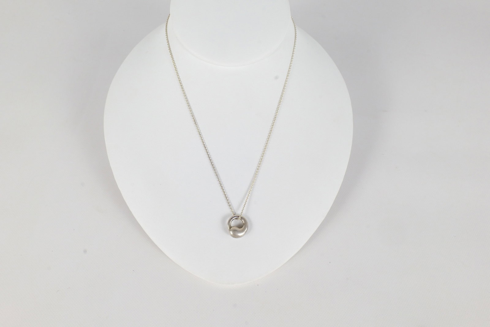 Vintage Tiffany & Co Necklace: A vintage Tiffany & Company Elsa Peretti sterling silver eternal Circle pendant with necklace. The necklace measures approximately 15 1/2". The necklace is marked both Tiffany & Company and Elsa Peret