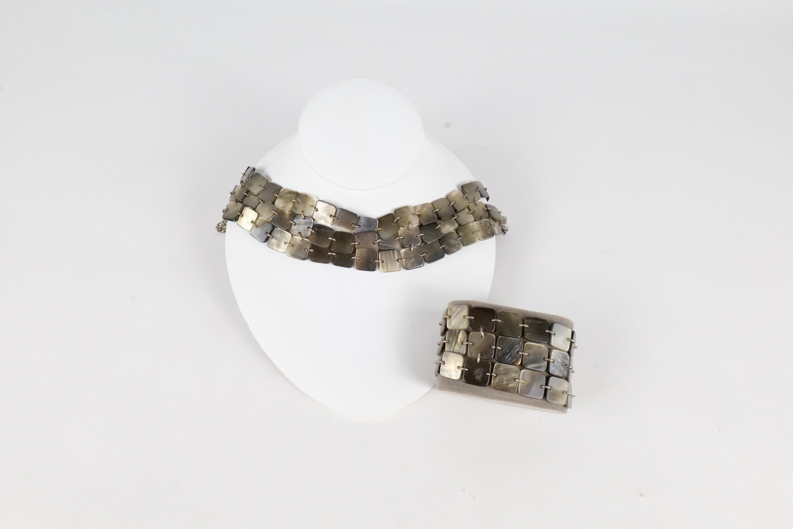 Sterling Silver and Black Mother of Pearl Necklace and Bracelet Set: Sterling Silver and Black Mother of Pearl Necklace and Bracelet Set. Marked 925. Necklace measures 15.5". Bracelet measures 7". All invoices must be paid within 24 hours of the sale. We offer multiple