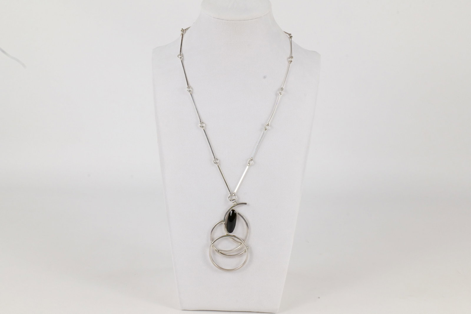 Aaron Rubinstein Modernist Sterling Silver & Black Onyx Signed Stick Chain Necklace: Handmade Vintage Aaron Rubinstein Modernist Sterling Silver & Black Onyx Signed Stick Chain Necklace. Dated 95. Measures 13.5" long. All invoices must be paid within 24 hours of the sale. We offer mul