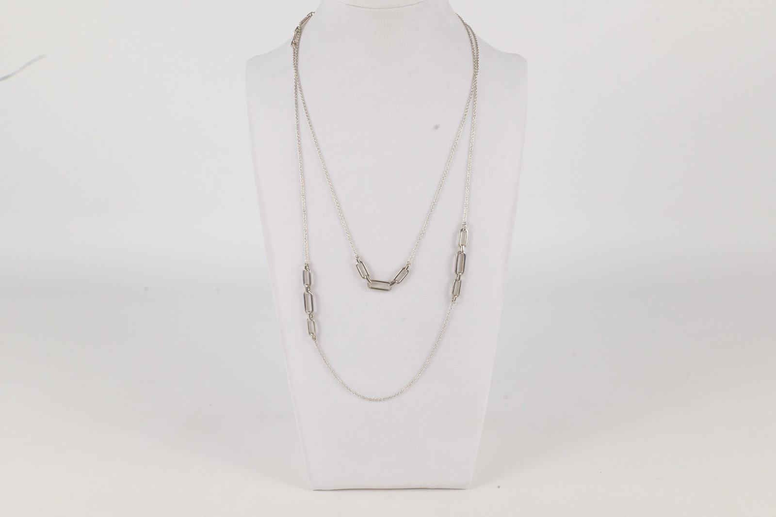 Sterling Silver Ralph Lauren 42" Chain Necklace: Sterling Silver Ralph Lauren 42" Chain Necklace. Paper Clip Accents. RLL Tag not attached. Marked 925. All invoices must be paid within 24 hours of the sale. We offer multiple shipping options, please