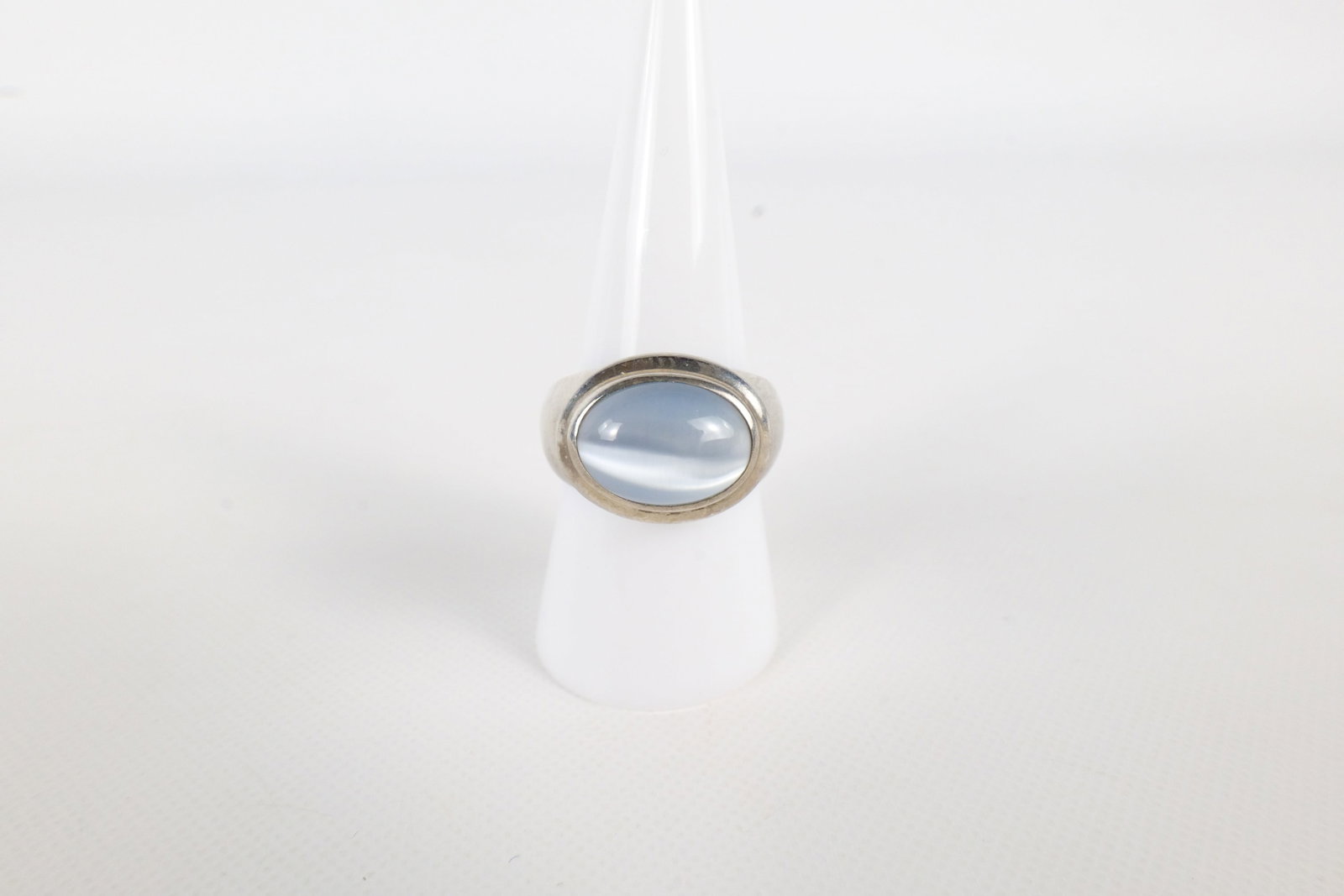 Espo Sterling Silver Blue Glass Cats Eye Ring: Espo Sterling Silver Blue Glass Cats Eye Ring. Size 8. All invoices must be paid within 24 hours of the sale. We offer multiple shipping options, please read the terms to understand your options. We a
