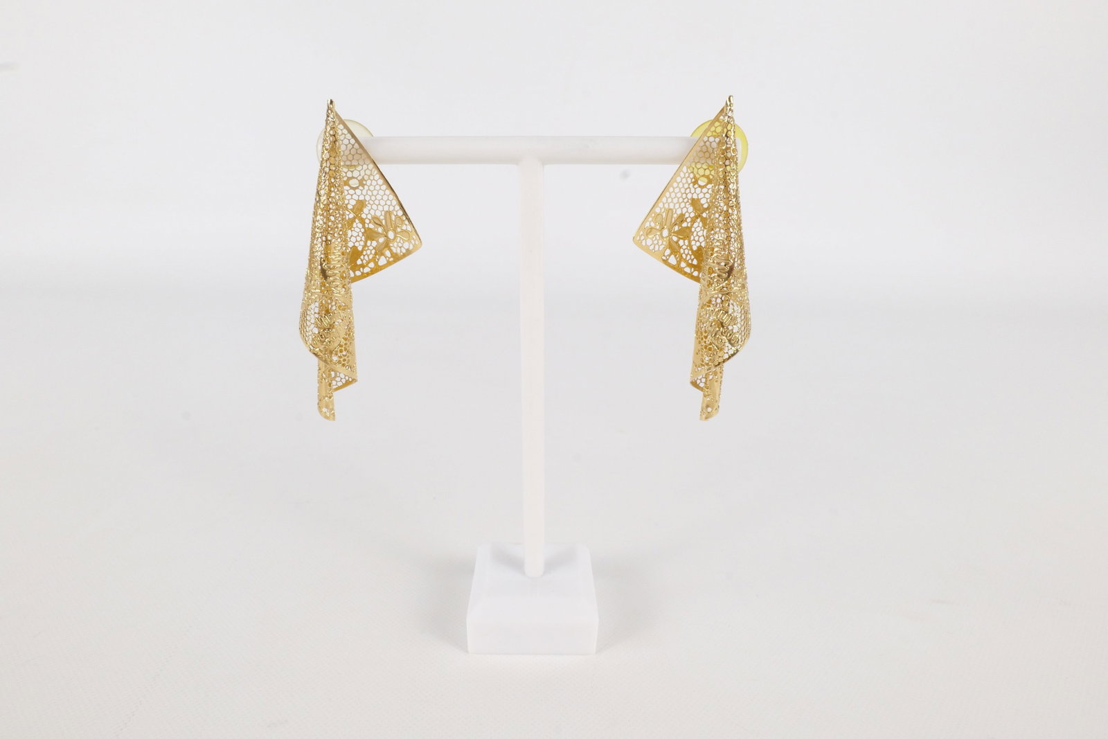 Joan Michlin 14k Abstract Earrings: Joan Michlin 14k Abstract Earrings. Measures 2 5/8". Approx. weight 7.4 grams. All invoices must be paid within 24 hours of the sale. We offer multiple shipping options, please read the terms to
