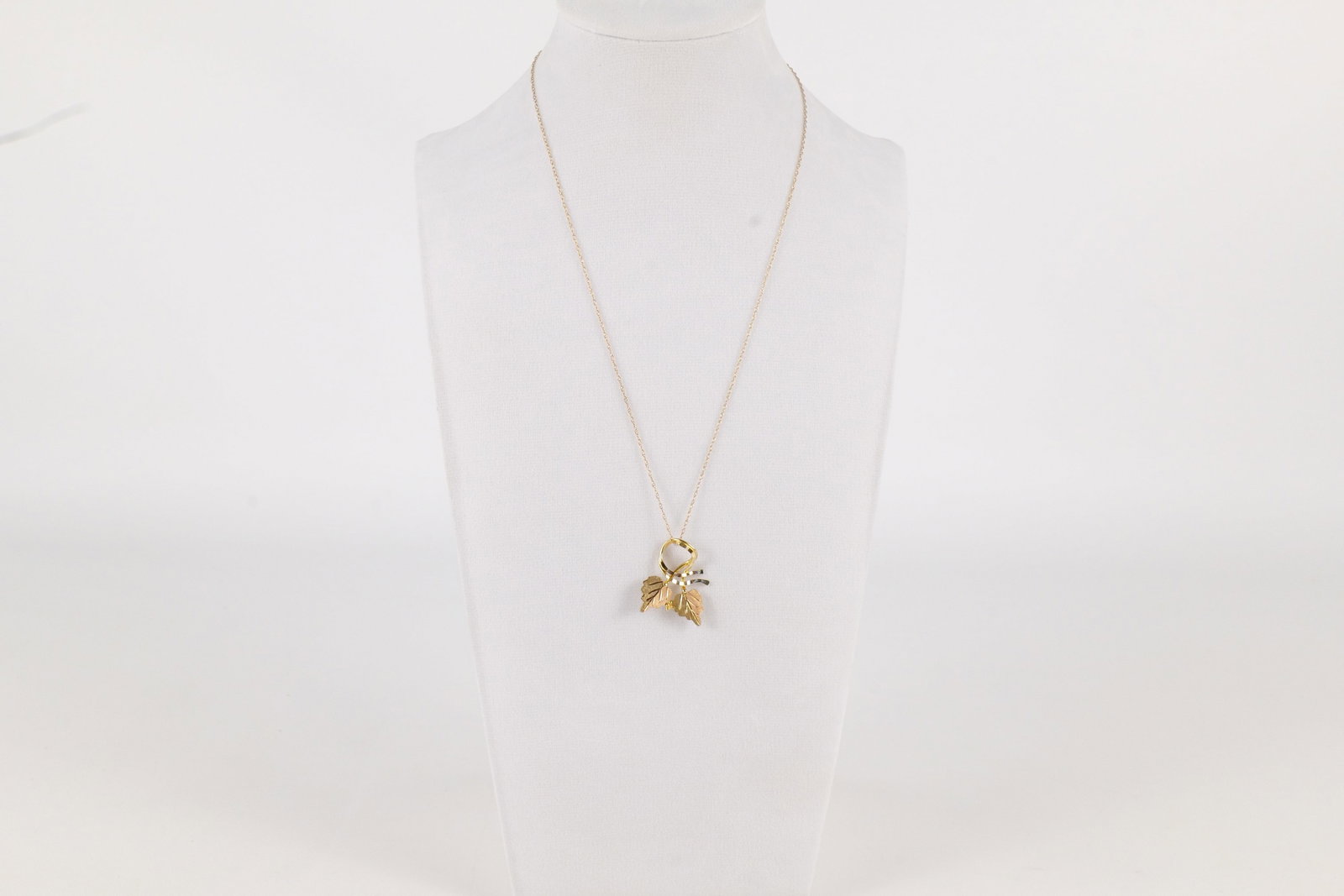 10K Gold Chain with Leaf Pendant: 10k Yellow Gold Dainty Chain with Rose/Green/Yellow Gold Leaf Pendant. Marked Chain. Measures 17". Weighs 2.7 grams. All invoices must be paid within 24 hours of the sale. We offer multiple shipping o