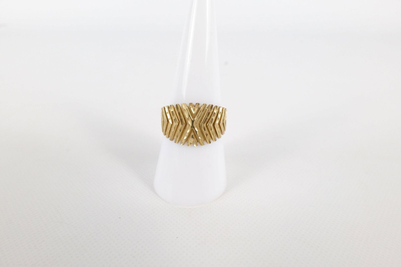 10k Diamond Cut Yellow Gold Ring: 10k Diamond Cut Yellow Gold Ring. X Pattern. Size 7 3/4. Weighs 3.4 grams. All invoices must be paid within 24 hours of the sale. We offer multiple shipping options, please read the terms to understan