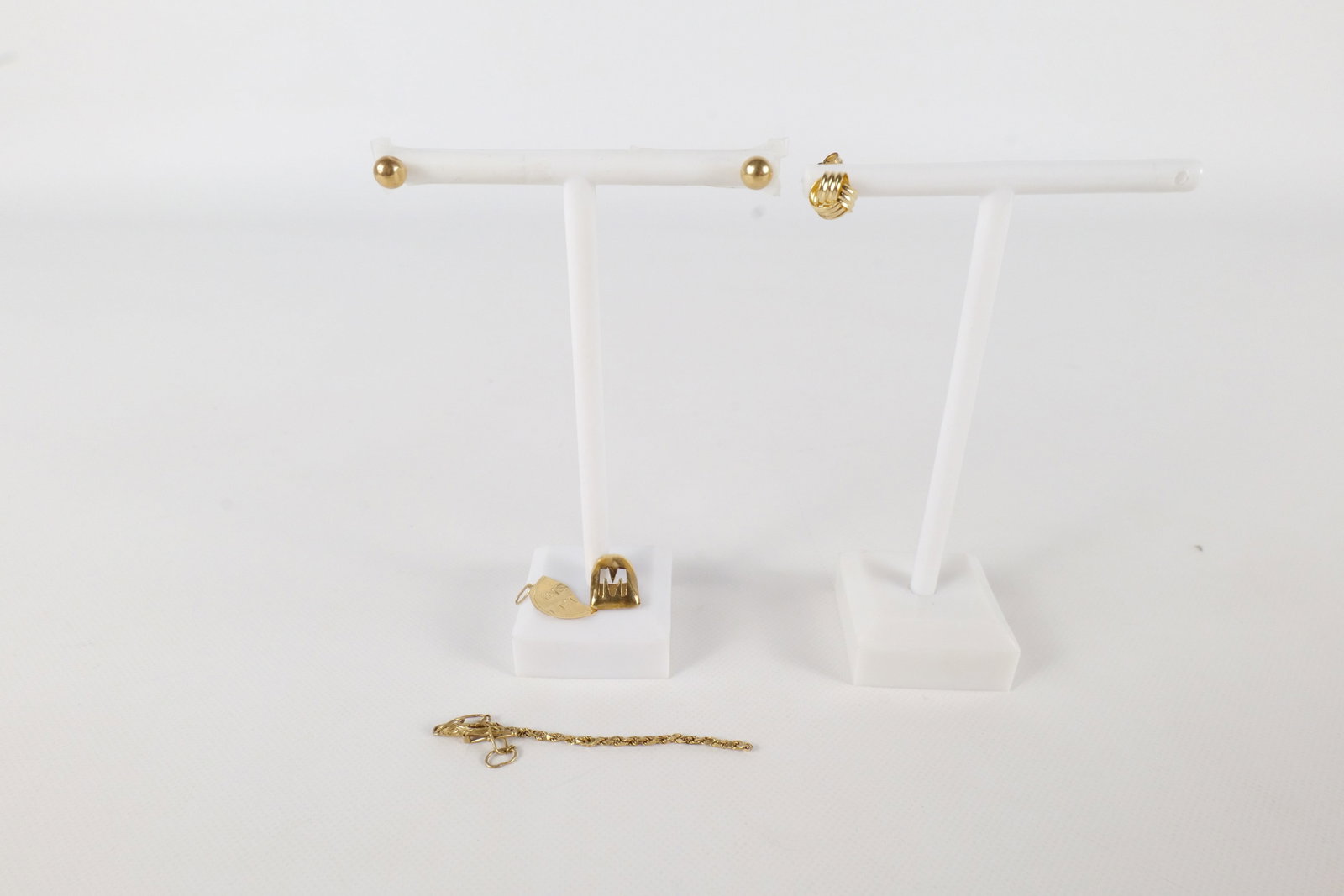 14k Scrap Investment Jewelry: 14k Scrap Investment Jewelry. Weighs 2.1 grams. All invoices must be paid within 24 hours of the sale. We offer multiple shipping options, please read the terms to understand your options. We also off
