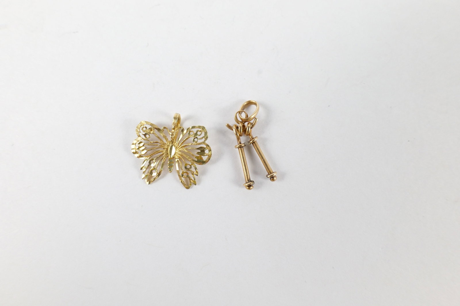 14k Scrap Investment Jewelry: 14k Scrap Investment Jewelry. Weighs approx. 1.8 grams. All invoices must be paid within 24 hours of the sale. We offer multiple shipping options, please read the terms to understand your options. We 