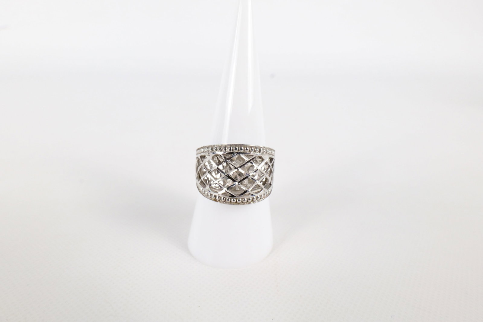 14k White Gold Diamond Ring Cut Ring: 14k White Gold Diamond Ring Cut Ring. Size 8. Weighs 6.7 grams. All invoices must be paid within 24 hours of the sale. We offer multiple shipping options, please read the terms to understand your opti