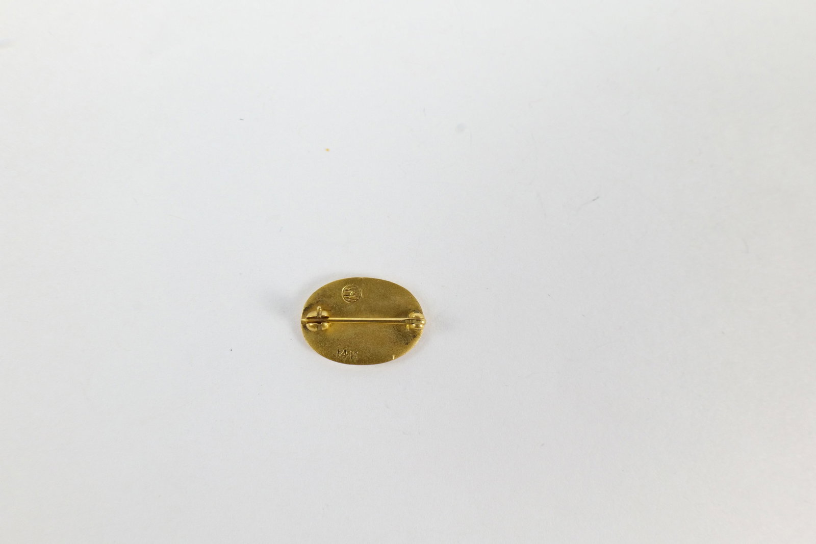 14k Fraternal Pin with Enamel: 14k Fraternal Pin with Enamel. Weighs 2.2 grams. Measures 1/4". All invoices must be paid within 24 hours of the sale. We offer multiple shipping options, please read the terms to understand your opti