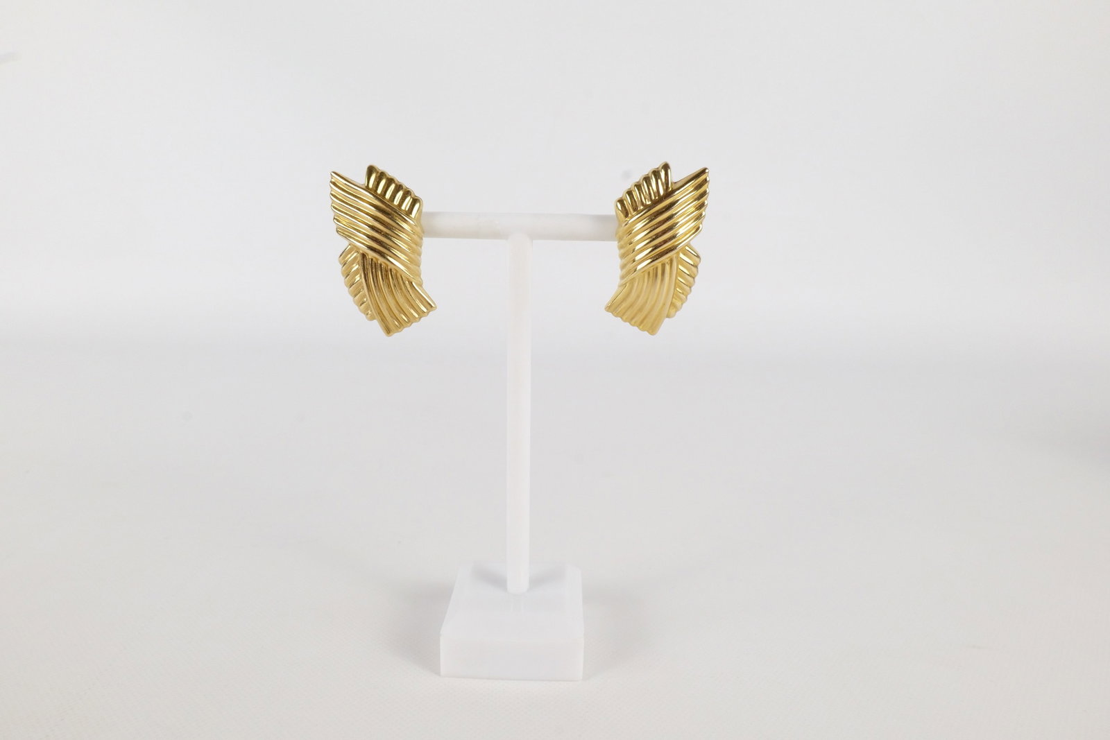 14k Gold Pierced Earrings: 14k Gold Pierced Earrings. Missing back. Measures 1.25" long. Weighs 4.8 grams. All invoices must be paid within 24 hours of the sale. We offer multiple shipping options, please read the terms to
