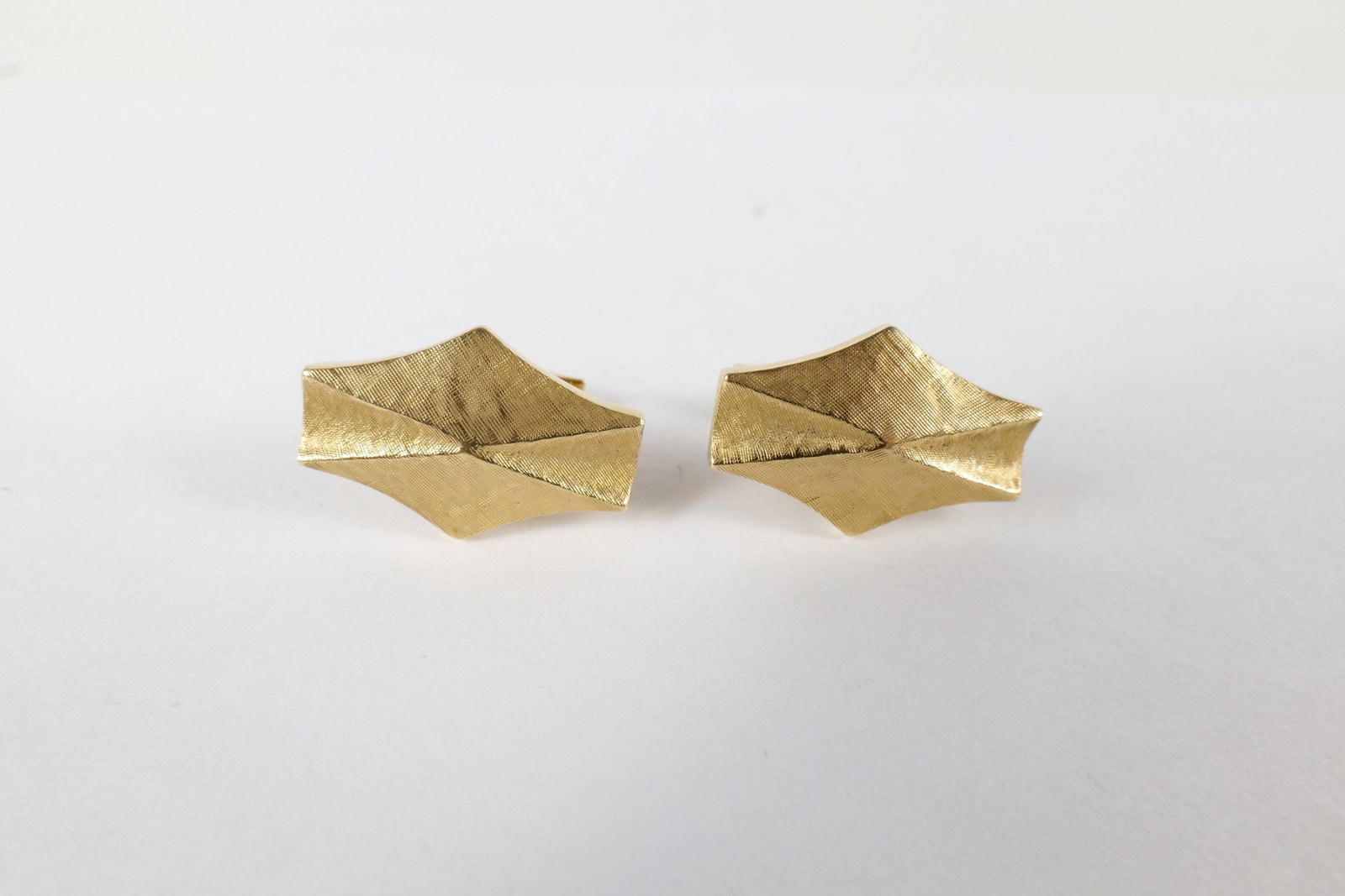 Pair of Brushed 14k Cufflinks: Pair of Brushed 14k Cufflinks. Measures 1 1/16" across. Weighs 11.8 grams. All invoices must be paid within 24 hours of the sale. We offer multiple shipping options, please read the terms to understan