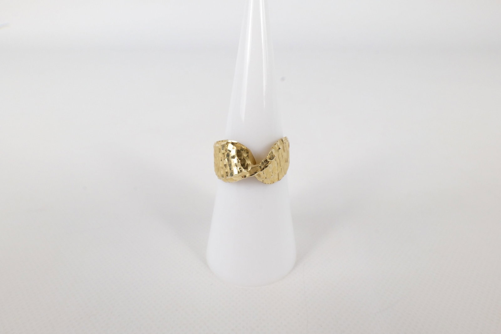 14k Yellow Gold Ladies Ring: 14k Yellow Gold Ladies Ring. Size 5.5. Weighs 3.9 grams. All invoices must be paid within 24 hours of the sale. We offer multiple shipping options, please read the terms to understand your options. We