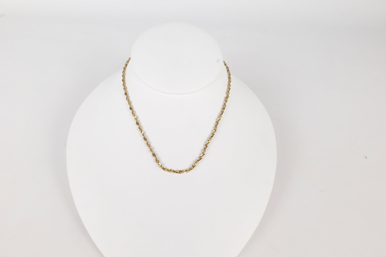 14k Chain: 14k Chain. Marked on Clasp. Measures 14" long. Weighs 7 grams. All invoices must be paid within 24 hours of the sale. We offer multiple shipping options, please read the terms to understand your optio