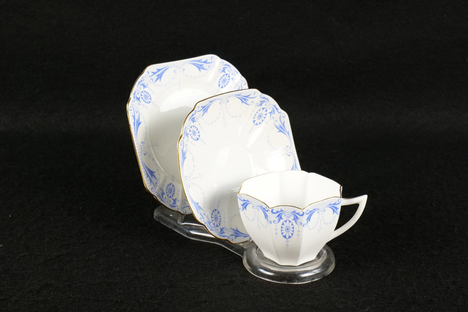 Vintage Shelley Queen Anne "Medallion" Trio (1 of 12)