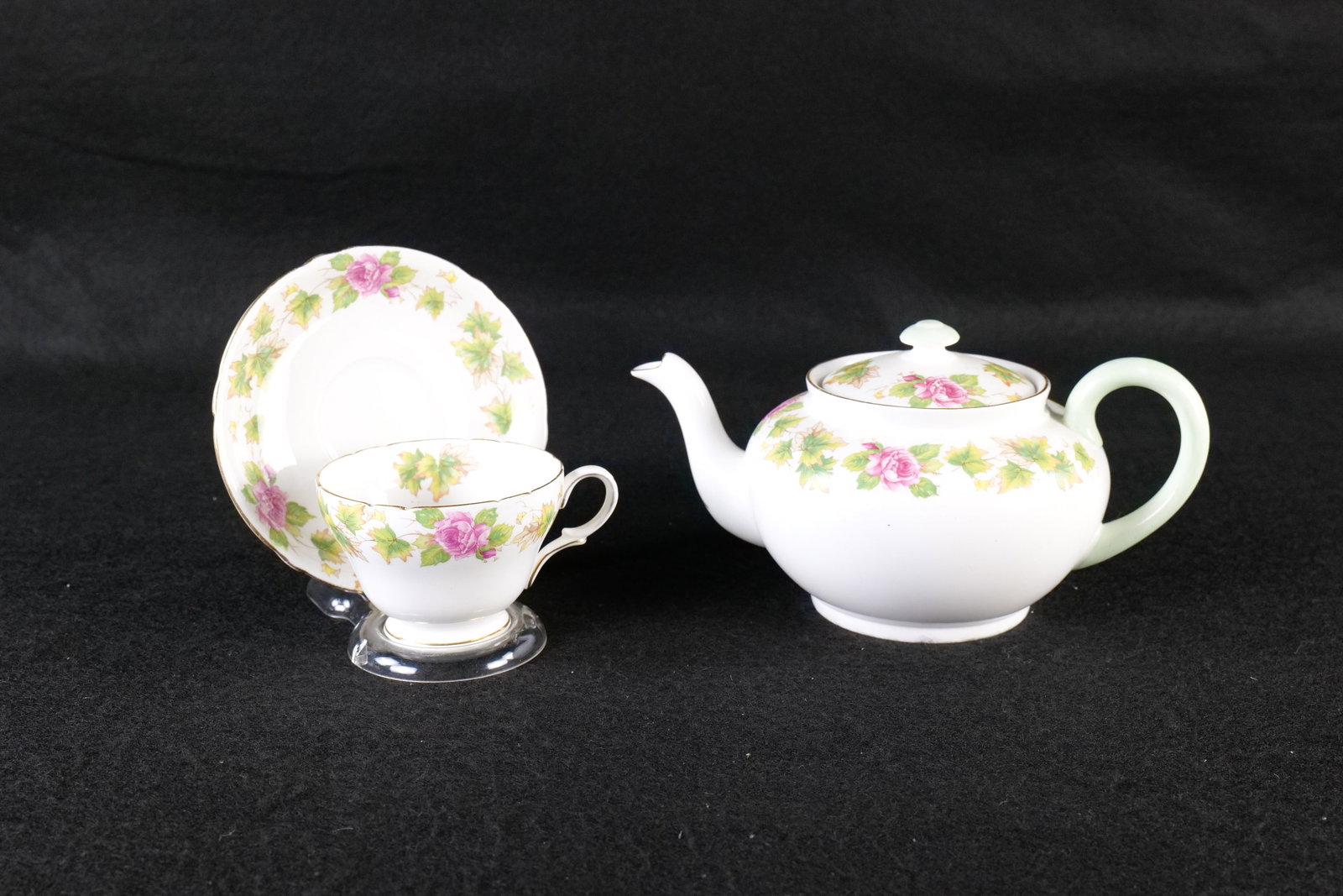 Shelley "Royalty" Teapot, Cup and Saucer (1 of 17)