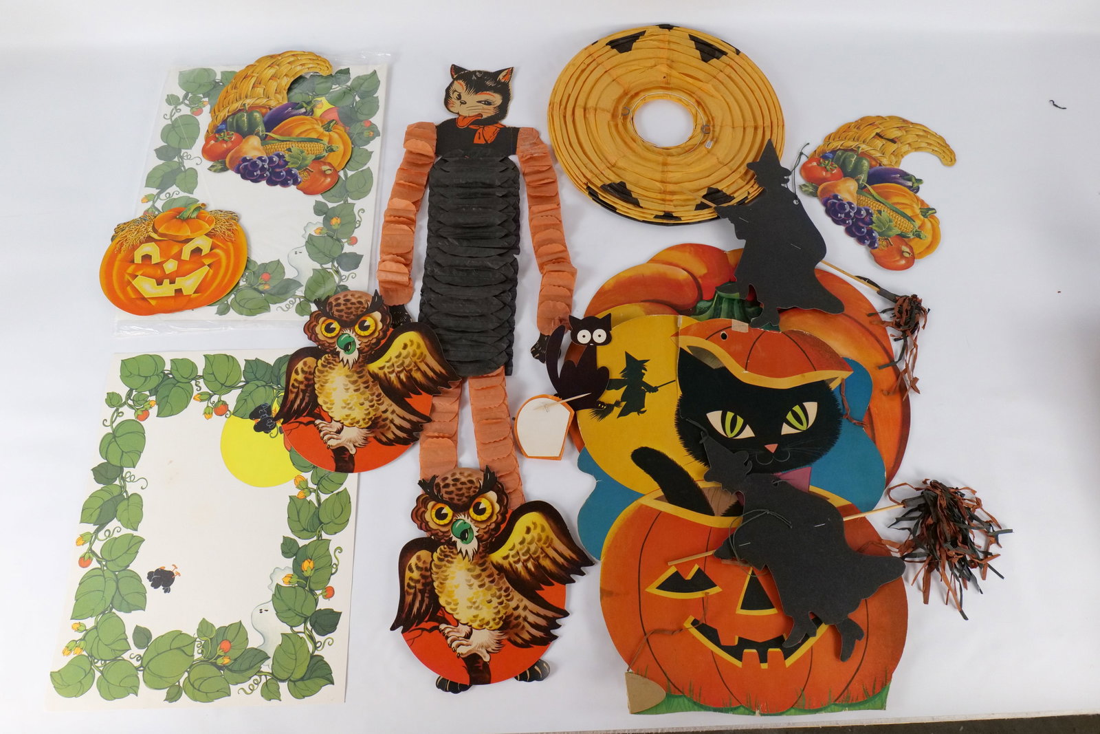 Lot of Vintage Halloween Decorations (1 of 14)