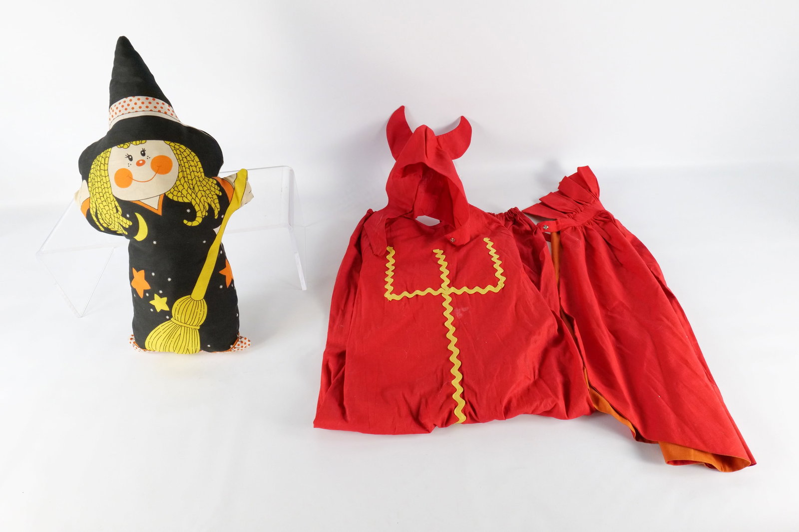 Lot of Vintage Halloween Items (1 of 8)