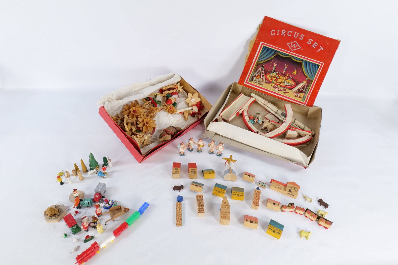 Lot of Vintage Christmas Decorations (1 of 11)