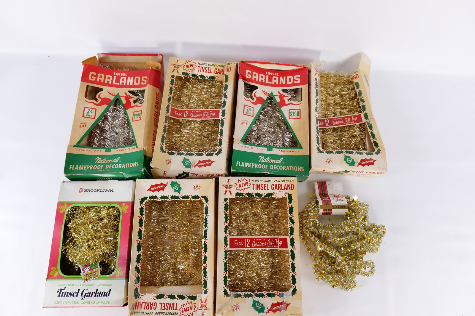Large Lot of Vintage Tinsel: Large Lot of Vintage Tinsel. Silver and Gold. Many come with boxes. All invoices must be paid within 24 hours of the sale. We offer multiple shipping options, please read the shipping terms to underst