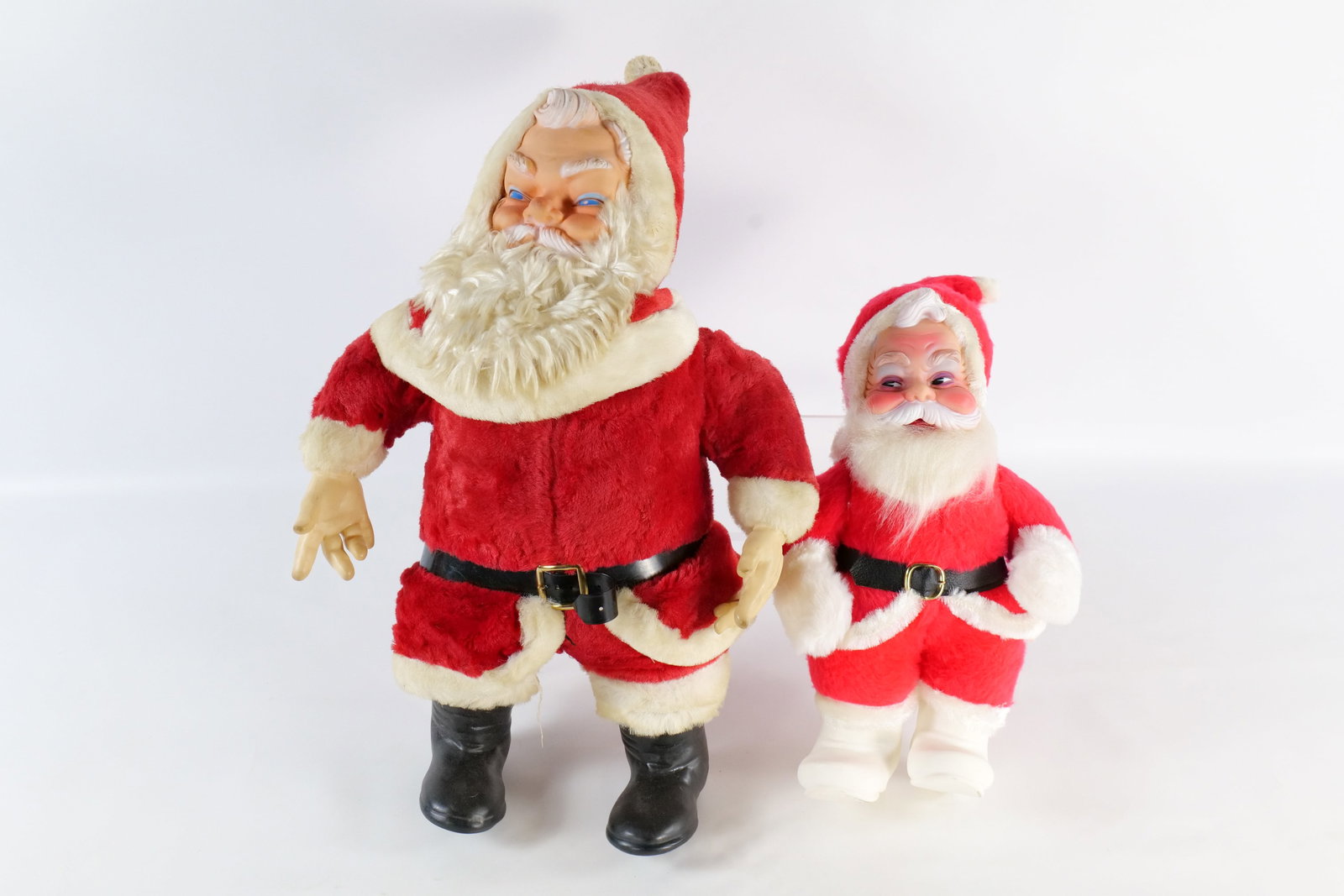 Vintage Mid Century Rubber Face Santas Plush Lot of 2: Vintage Mid Century Rubber Face Santas Plush Lot of 2. Smaller Santa has Rushton Tag. Larger Santa needs a cleaning and has some string loose from the clothing. Largest measures 20.5" tall. All invoic