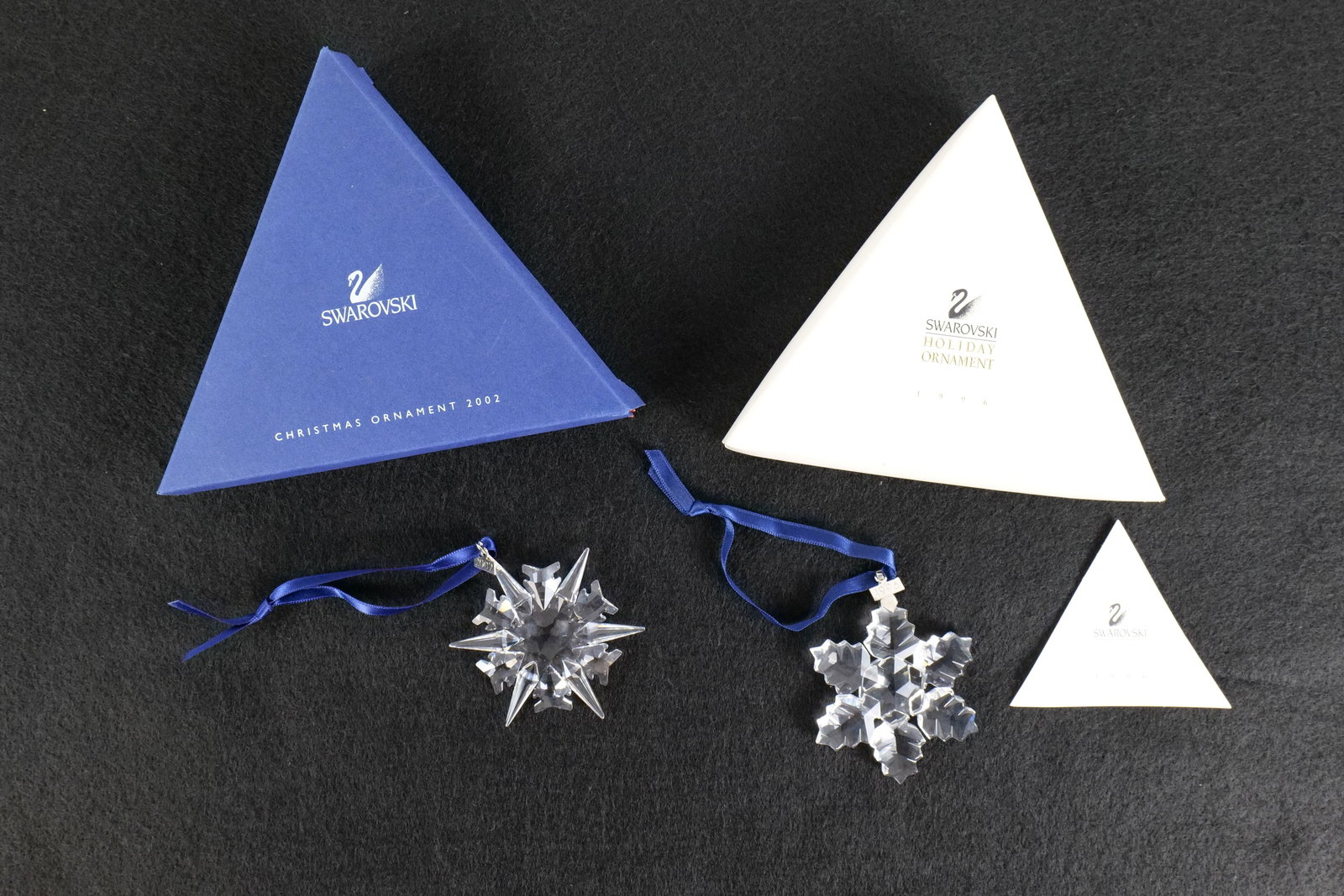 Lot of 2 Swarovski Crystal Snowflake Annual Ornament: Lot of 2 Swarovski Crystal Snowflake Annual Ornament. Including Years 1996 and 2002. Largest measures 3.25". Comes with boxes. All invoices must be paid within 24 hours of the sale. We offer multiple 