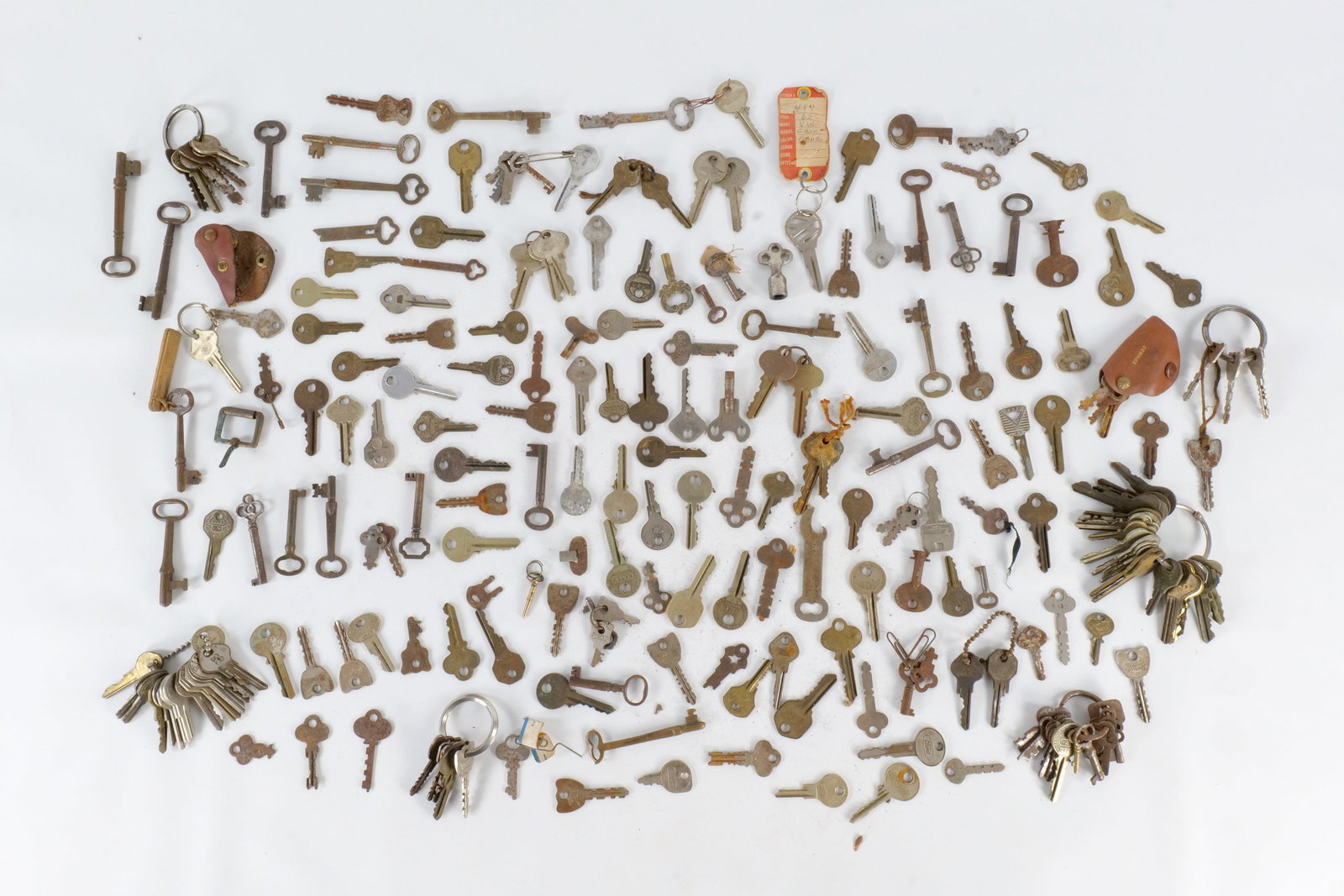 Lot of Vintage Keys: Lot of Vintage Keys. Some marked NY City, Yale, R&E, Various Car Keys, and More. Some wear consistent with age. All invoices must be paid within 24 hours of the sale. We offer multiple shipping option