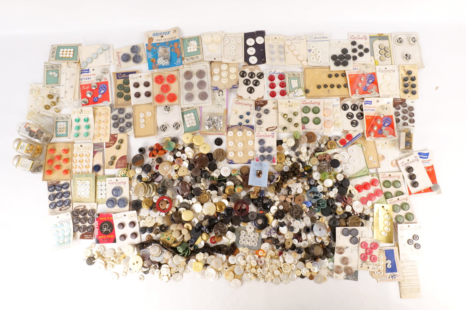 Lot of Assorted Vintage Buttons (1 of 12)