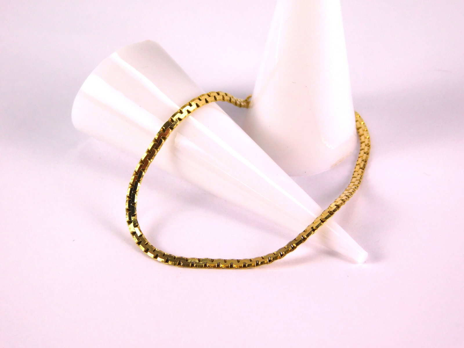 14k Serpentine Link Bracelet: 14k Serpentine Link Bracelet. Measures approx. 6 5/8". Weighs approx. 2.7 grams. All invoices must be paid within 24 hours of the sale. We offer multiple shipping options, please read the shipping ter