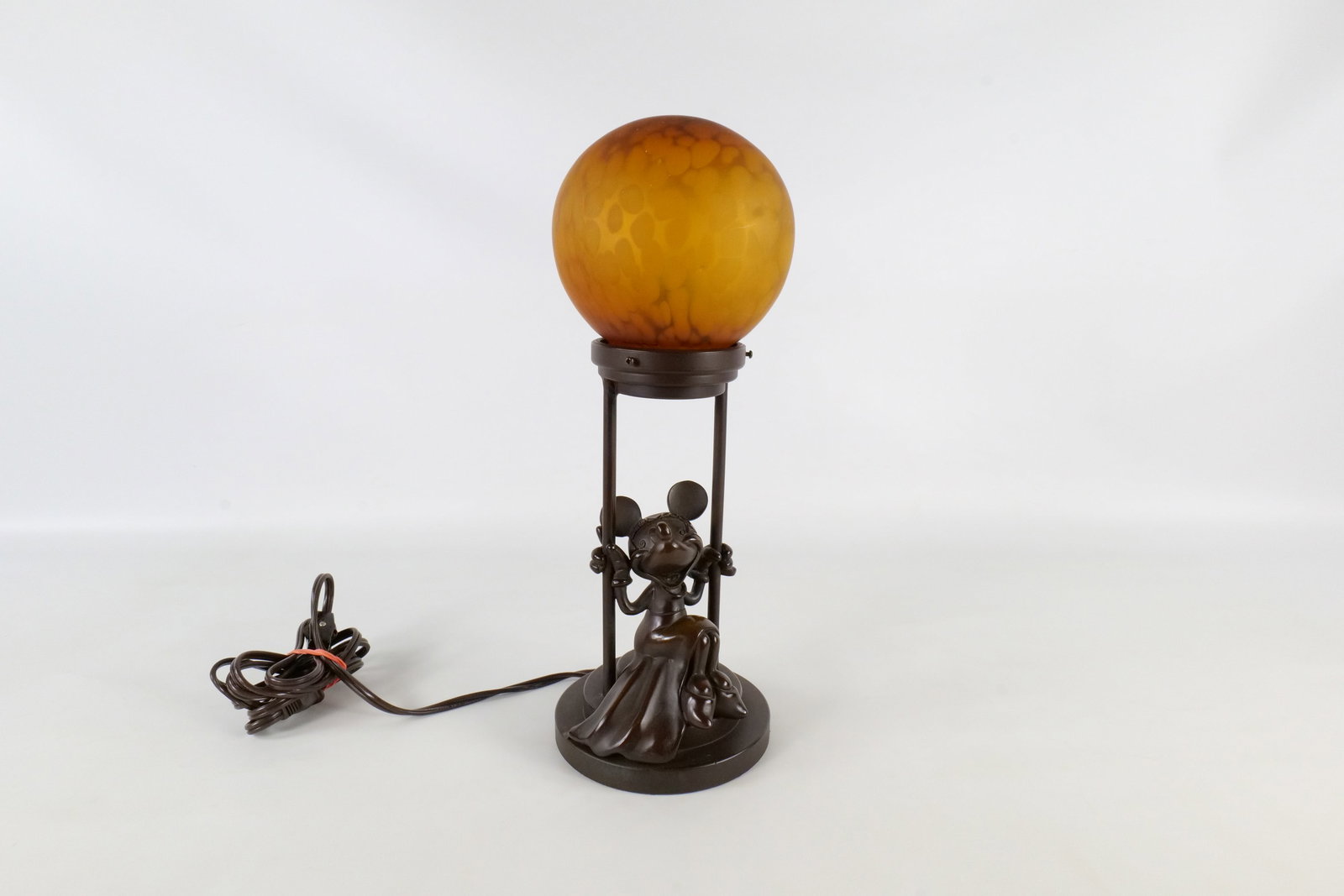 Walt Disney Gallery Minnie Mouse Art Deco Bronze Lamp: Walt Disney Gallery Minnie Mouse Art Deco Bronze Lamp. Comes with shade. Measures 15 1/2 inches tall by 6 inches in diameter. All invoices must be paid within 24 hours of the sale. We offer multiple s