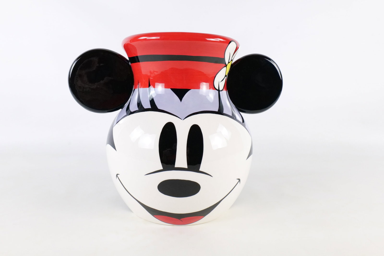 Disney Auctions Minnie Mouse Double Handled Ceramic Vase: Disney Auctions Minnie Mouse Double Handled Ceramic Vase. Limited edition to 250 pieces. Some crazing present on the ceramic. Measures 10 1/2 inches tall by 14 inches wide. All invoices must be paid w