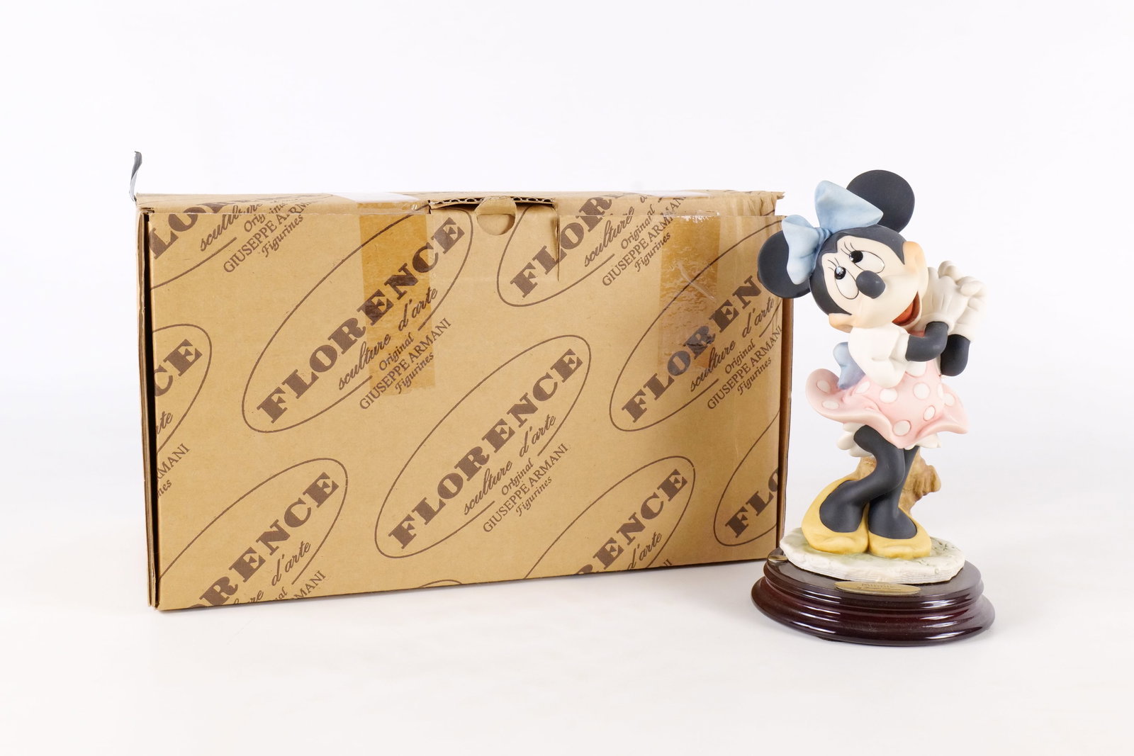 Disney Giuseppe Armani Minnie Mouse Fab 5 Figurine: Disney Giuseppe Armani Minnie Mouse Fab 5 Figurine. #1270 C. Measures 6 3/4 inches tall by 4 inches wide. Comes with box. All invoices must be paid within 24 hours of the sale. We offer multiple shipp