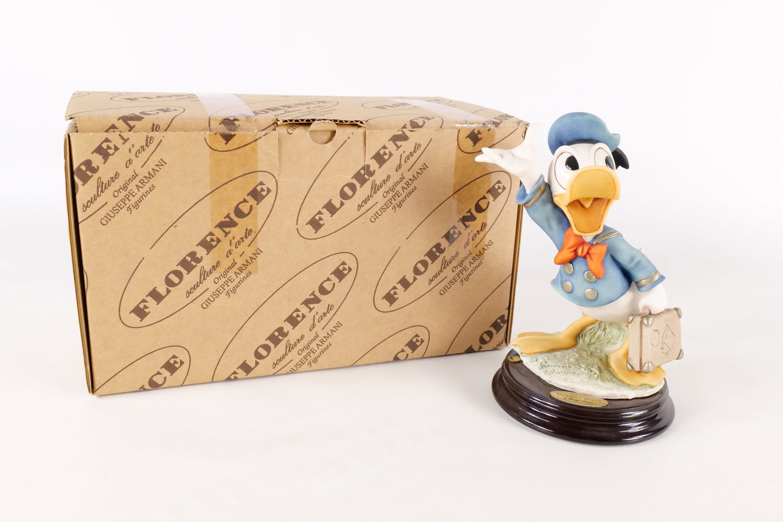 Disney Giuseppe Armani Donald Duck Fab 5 Figurine: Disney Giuseppe Armani Donald Duck Fab 5 Figurine. #1268 C. Measures 7 inches tall by 4 inches wide. Comes with box. All invoices must be paid within 24 hours of the sale. We offer multiple shipping o