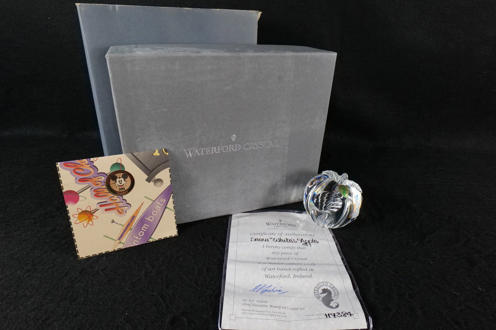1995 Disneyana Convention Waterford Crystal Snow White Apple: 1995 Disneyana Convention Waterford Crystal Snow White Apple. Limited Edition to 1500 pieces. Signed by Artist Billy Briggs. Comes with signed COA's and original box. Box has some wear. Measures 3