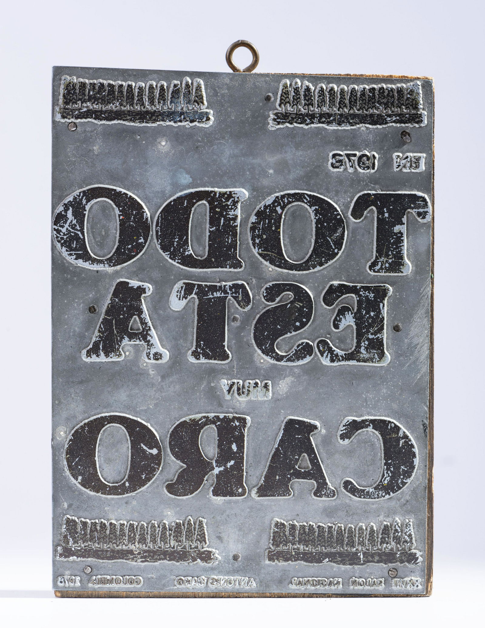 Caro Antonio, Todo está muy caro, 1980: Todo está muy caro, 1980, Antonio Caro (Colombia, 1950). Clisé tipográfico. 17 cm x 12,5 cm. Firmado y fechado Caro 1980 en el reverso de la placa. Colección privada. Bogotá.