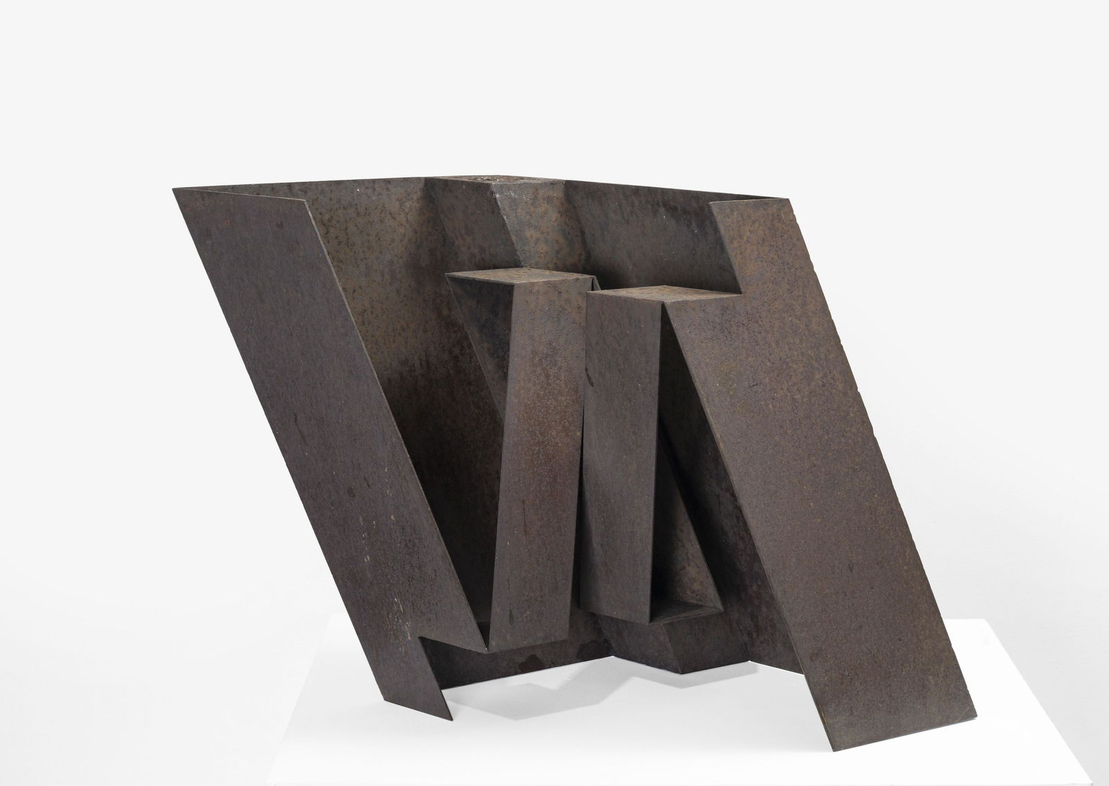 Ramirez Villamizar Eduardo, s.t., decada de 1990.: Sin título, década de 1990., Eduardo Ramírez Villamizar (Colombia, 1922 - 2004). Escultura en hierro. 60 cm x 90 cm. Colección privada. Bogotá.