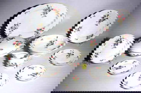 THIRTY PIECE SET OF FLORAL AND GILT DECORATED ROSE: THIRTY PIECE SET OF FLORAL AND GILT DECORATED ROSENTHAL CHINA, ''Rosebud'' pattern, service for approximately eight, includes 8 dinner plates, 11 salad/dessert plates, 7 bread and butter plates, oval