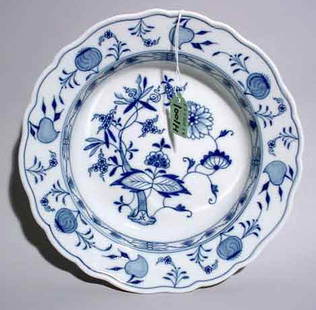 MEISSEN BLUE ONION DECORATED CIRCULAR BOWL, earl: MEISSEN BLUE ONION DECORATED CIRCULAR BOWL, early 20th century, bearing the crossed swords mark, having a scalloped edge; 9-1/4 inch diameter (Est. 60-90)